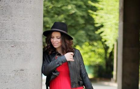 berlin, fashionblogger, ootd, germany, outfit, inspiration, red maxi v-neck dress, walG, etailpr, online shopping, transitioning, from summer to fall, sweater weather, black fedora, C&A, faux leather jacket, gold accessories