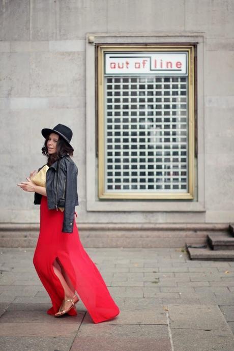 berlin, fashionblogger, ootd, germany, outfit, inspiration, red maxi v-neck dress, walG, etailpr, online shopping, transitioning, from summer to fall, sweater weather, black fedora, C&A, faux leather jacket, gold accessories
