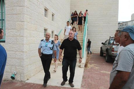 Haredi activists try to take school building, renewing old fight