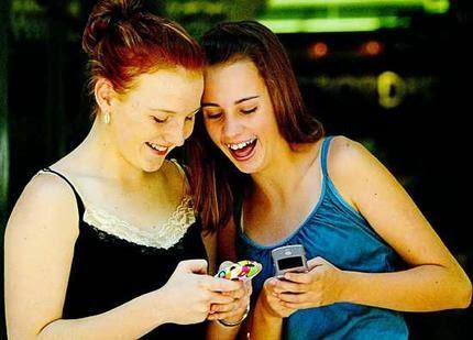 Why Don’t Girls Text First – Here Are Some Common Reasons