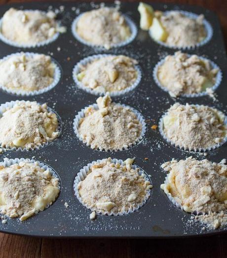 Apple Coffee Cake Muffins- cinnamon-swirled apple muffins with a buttery brown sugar crumble #apple