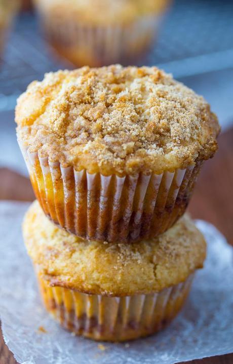 Apple Coffee Cake Muffins- cinnamon-swirled apple muffins with a buttery brown sugar crumble #apple