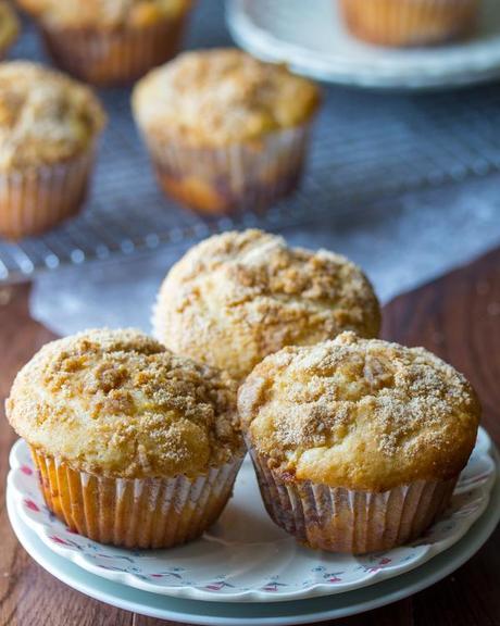 Apple Coffee Cake Muffins- cinnamon-swirled apple muffins with a buttery brown sugar crumble #apple 