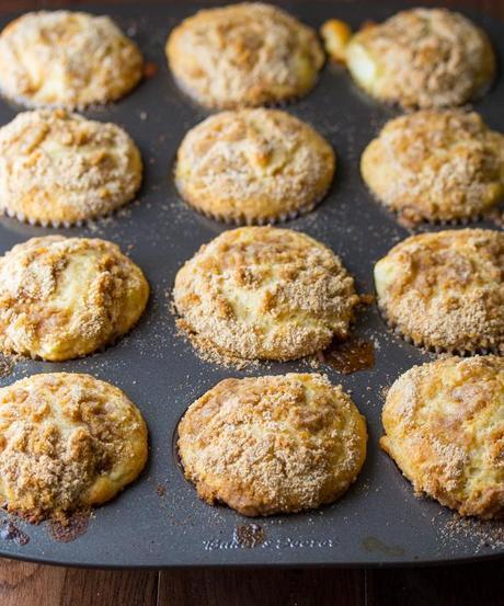 Apple Coffee Cake Muffins- cinnamon-swirled apple muffins with a buttery brown sugar crumble #apple