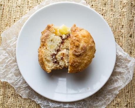 Apple Coffee Cake Muffins- cinnamon-swirled apple muffins with a buttery brown sugar crumble #apple