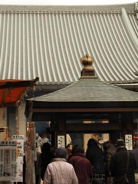 P1050140 高齢者が集まる とげ抜き地蔵 商店街 /  Togenuki temple town, elderly people concentrate.