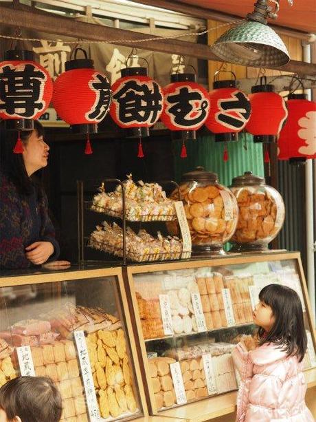 P1050146 高齢者が集まる とげ抜き地蔵 商店街 /  Togenuki temple town, elderly people concentrate.