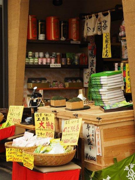 P1050123 高齢者が集まる とげ抜き地蔵 商店街 /  Togenuki temple town, elderly people concentrate.