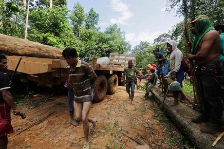 amazon-indians-strip-tie-beat-illegal-loggers13