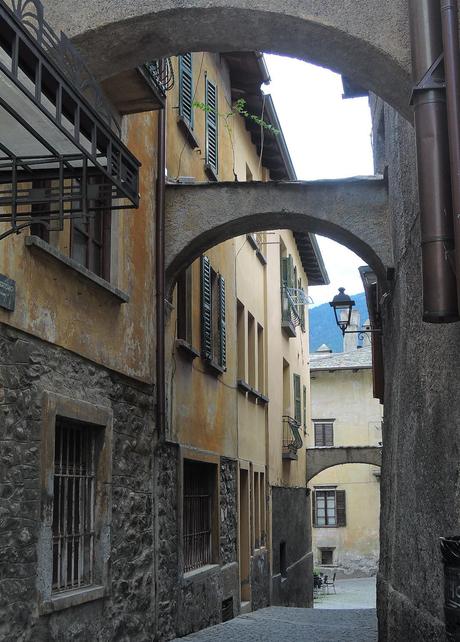 Arcos, un elemento frecuente en la arquitectura urbana de Italia.